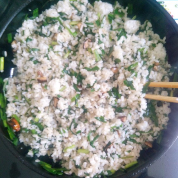 乱七八糟炒饭之韭菜香菇炒饭的做法