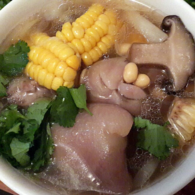 玉米黄豆炖猪蹄的做法