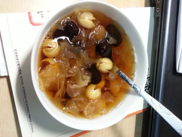红枣银耳莲子羹(宿舍版)的做法