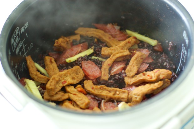 豆干腊味粗粮煲仔饭(电饭锅版)的做法
