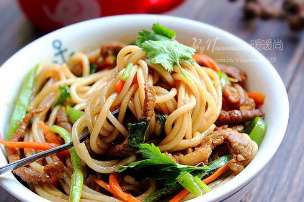 牛肉炒米线的做法