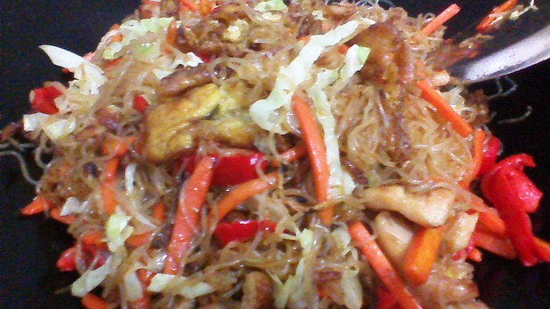营养齐全的大杂烩(鸡肉炒米线)的做法