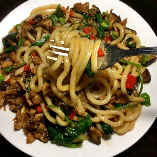香菇肉丝炒乌冬面的做法