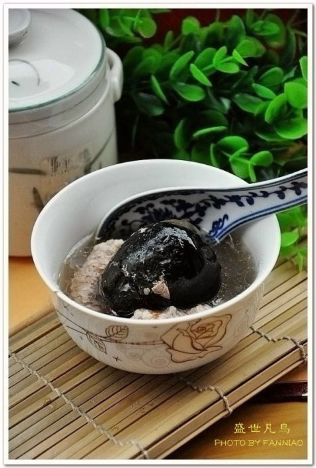 皮蛋肉饼汤的做法