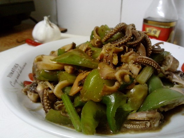 灯笼椒焖鱿鱼的做法