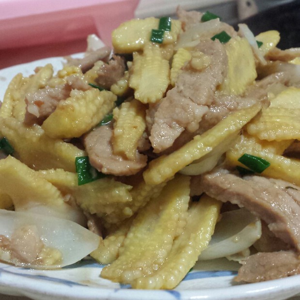 玉米笋鲜百合焖肉片的做法