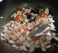 小米椒爆炒生肠的做法 步骤7