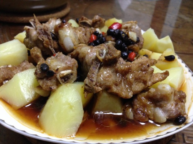 豆豉蒜香土豆蒸排骨的做法