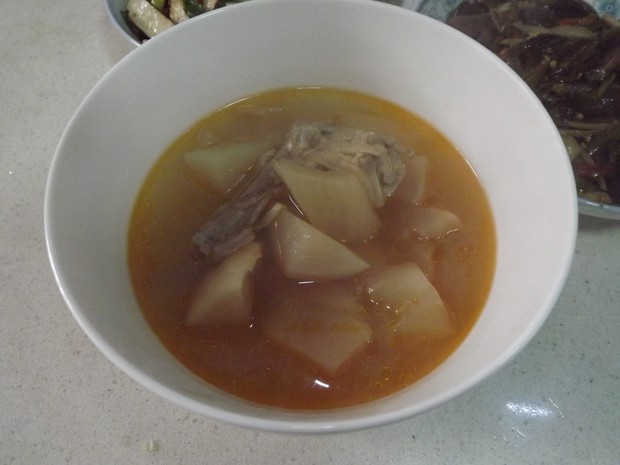 酸萝卜鸭掌汤的做法