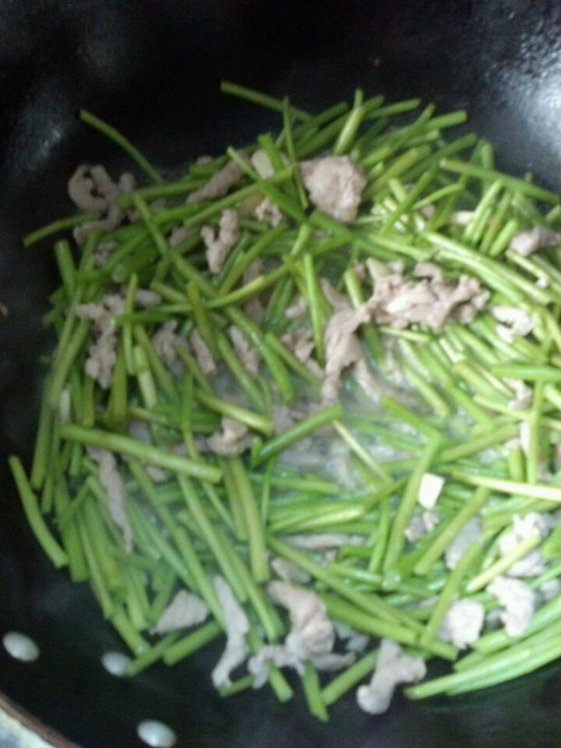 茼蒿炒肉丝的做法