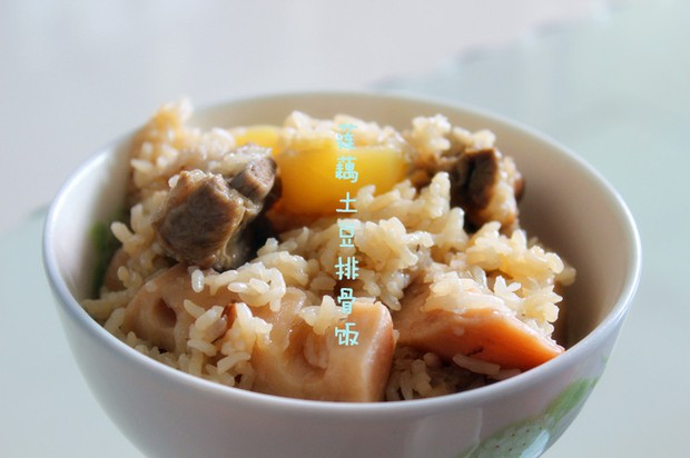 莲藕土豆排骨饭的做法