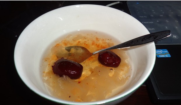 桃胶银耳糖水的做法