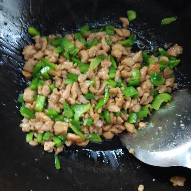 青椒炒鸡腿肉(大厨级别)的做法