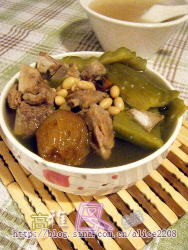 苦瓜黄豆排骨汤的做法