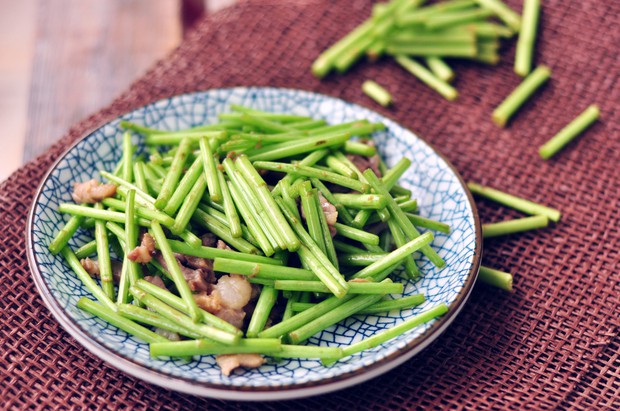 咸肉炒芦蒿的做法
