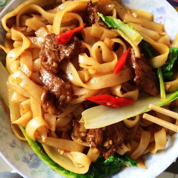 嫩牛肉炒河粉的做法