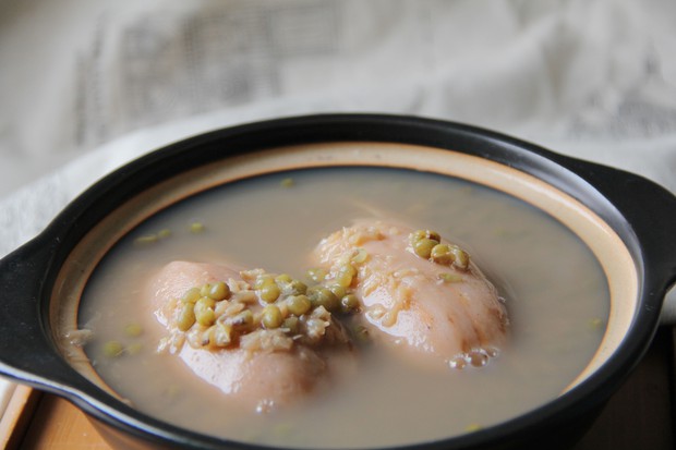 莲藕煲绿豆沙的做法