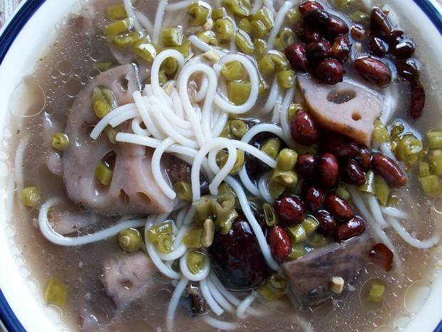 酸豇豆莲藕米粉的做法