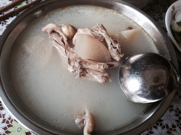 苦荞酸萝卜鸭掌汤的做法