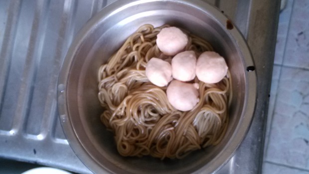 酱油鱼丸面的做法