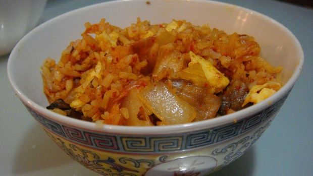 泡菜鸡蛋炒饭的做法