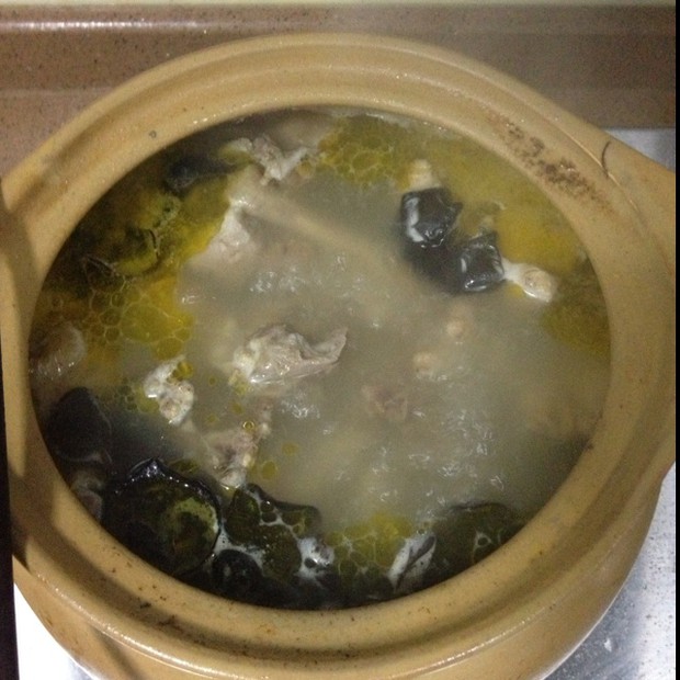 木耳炖鸡的做法