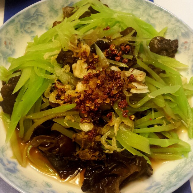 双扣油泼莴笋木耳的做法