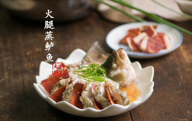 火腿蒸鲈鱼的做法