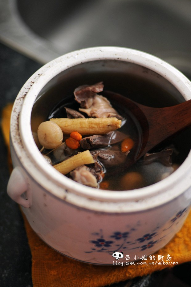 党参红枣枸杞圆肉炖猪心的做法