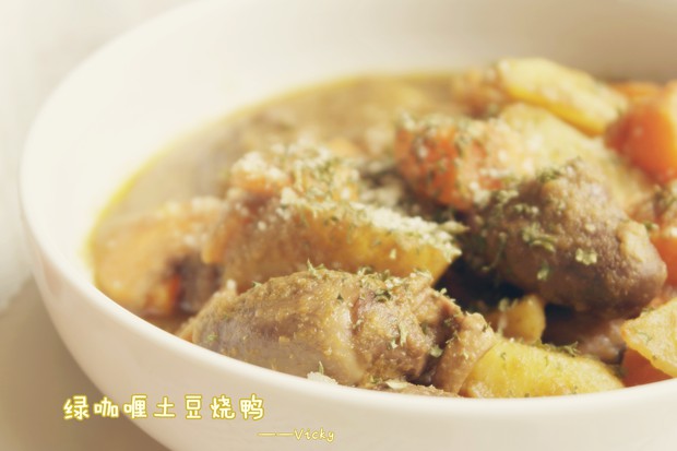绿咖喱土豆烧鸭的做法