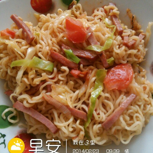 番茄火腿炒方便面的做法