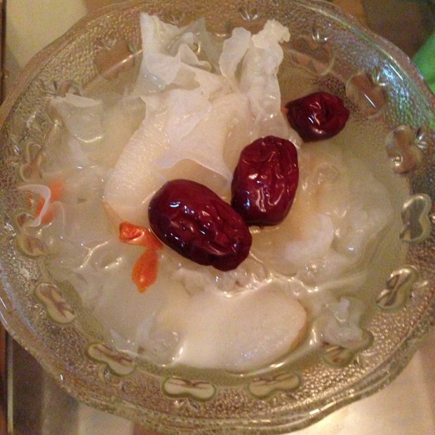 冰糖银耳雪梨汤的做法