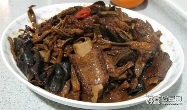 腊排骨焖干豇豆的做法