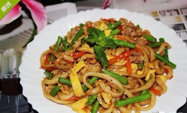 豇豆蛋丝炒乌冬的做法
