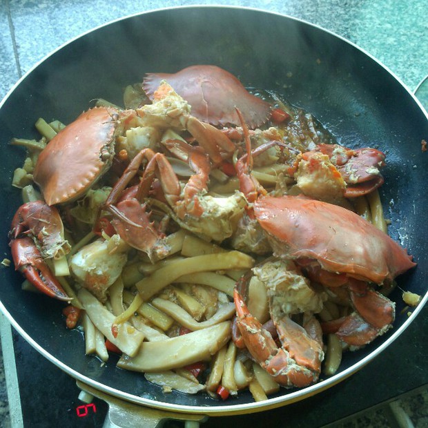 鸡腿菇炒肉蟹的做法