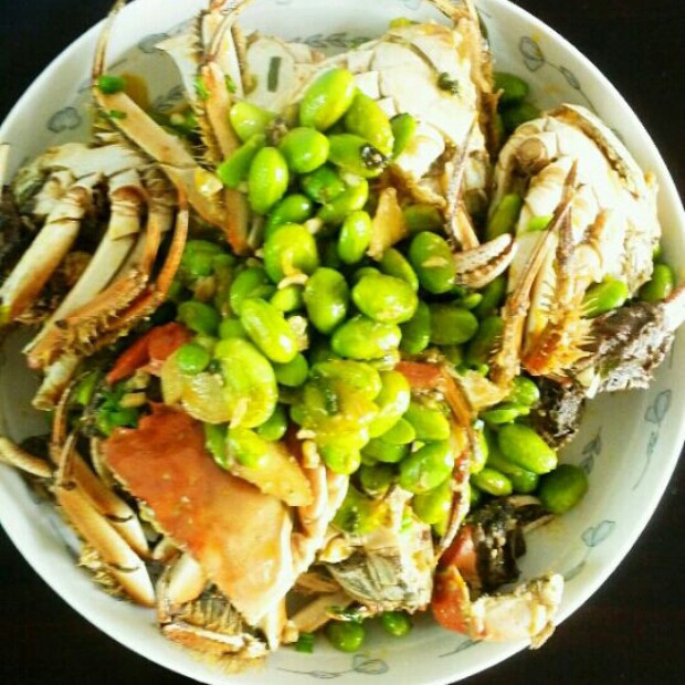 螃蟹烧毛豆的做法
