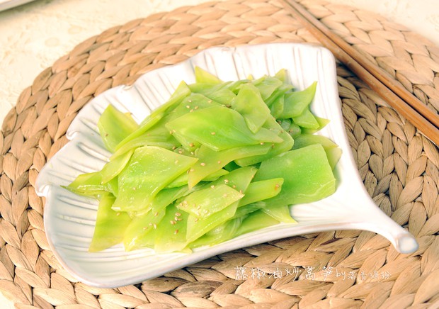 藤椒油炒莴笋的做法