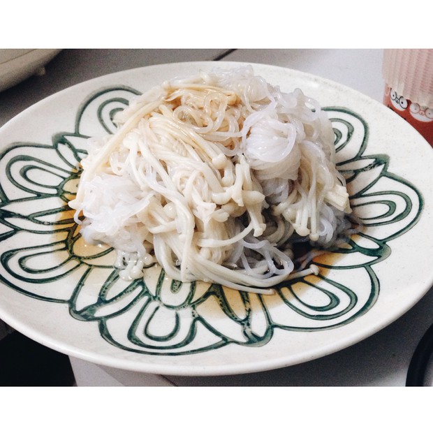 金针菇拌魔芋结的做法