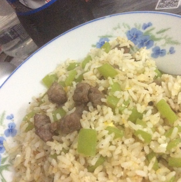 菜椒牛肉粒炒饭的做法