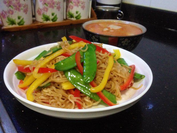 时蔬炒泡面的做法