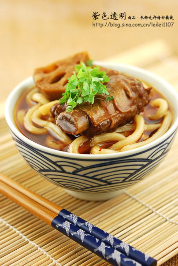 醪糟鲜藕烧排骨乌冬面的做法