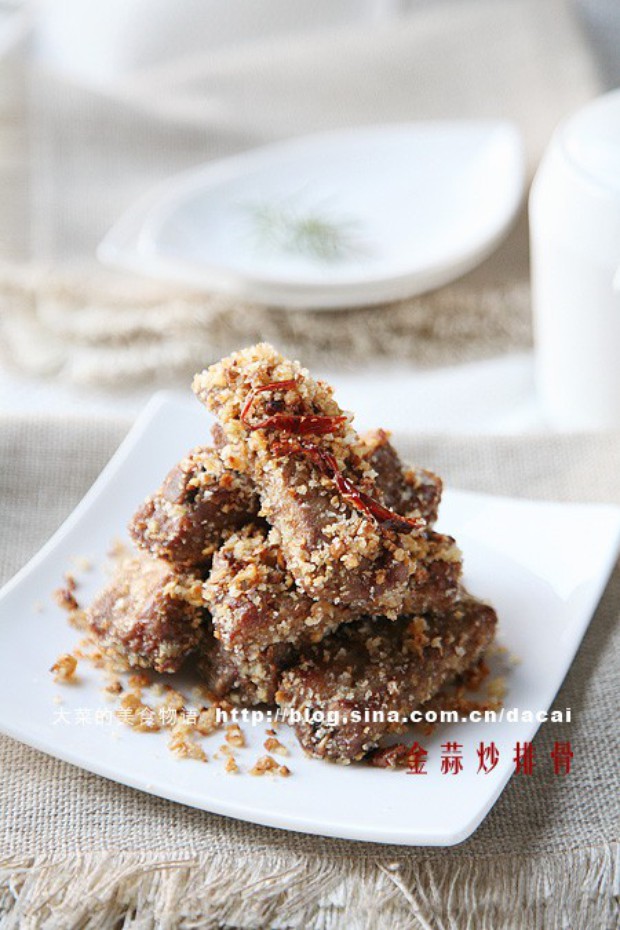 金蒜生炒排骨的做法