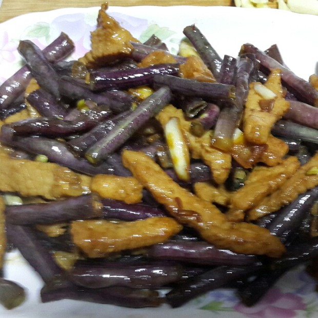 瘦肉炒紫豆角的做法