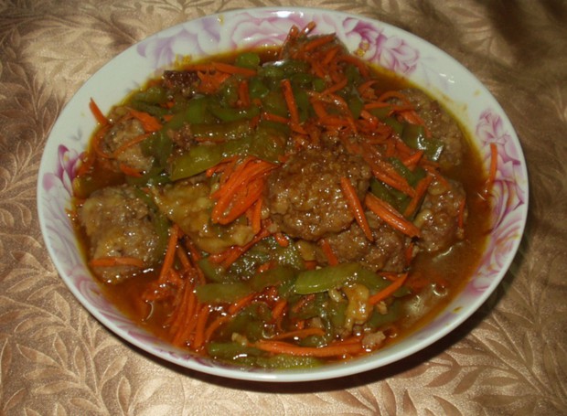 青椒红萝卜丝烩肉丸的做法