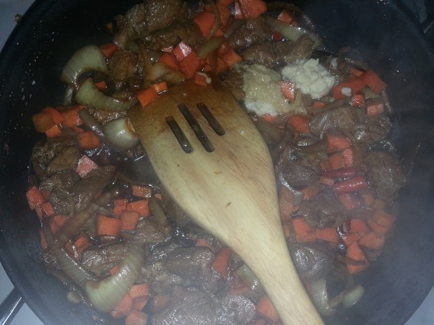 红酒烩羊肉的做法