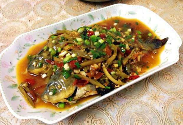 酸菜烧鲫鱼的做法