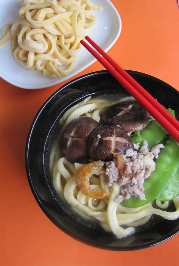兰豆鲜菇肉丝汤配鸡蛋面的做法