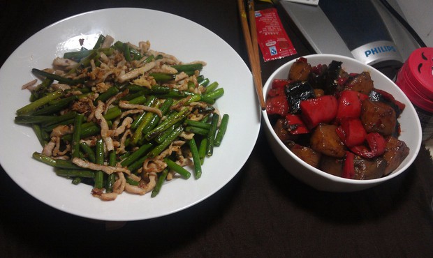 蒜苗肉丝和地三鲜的做法