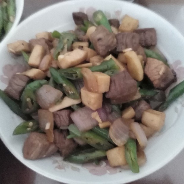 杏鲍菇线椒爆炒牛里脊的做法