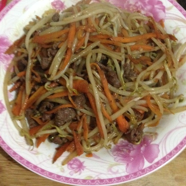 嫩牛炒豆芽的做法